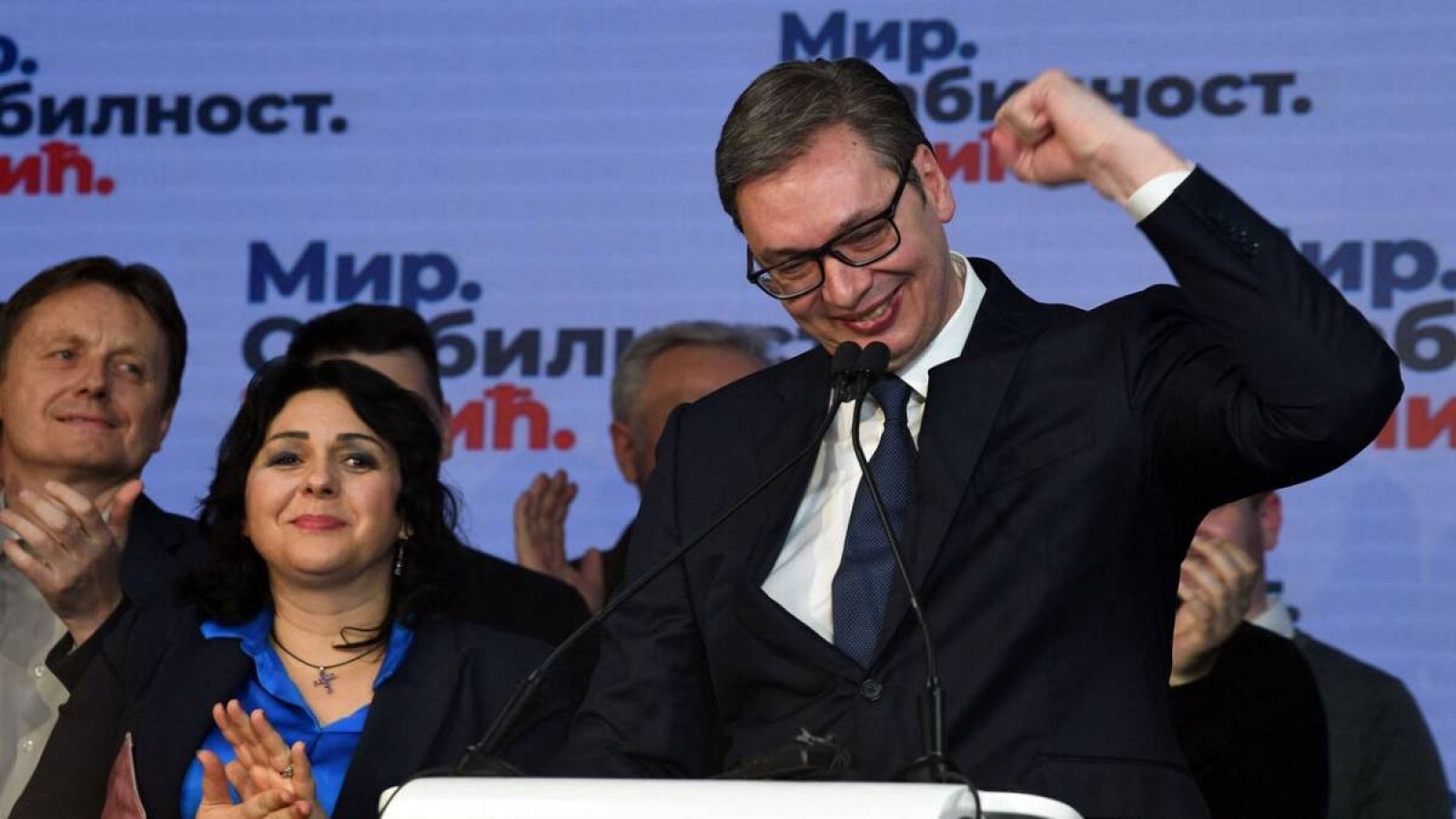 El presidente de Serbia, Aleksandar Vucic, se dirige al público después de conocerse los primeros resultados no oficiales de las elecciones generales, en Belgrado, el 3 de abril de 2022.