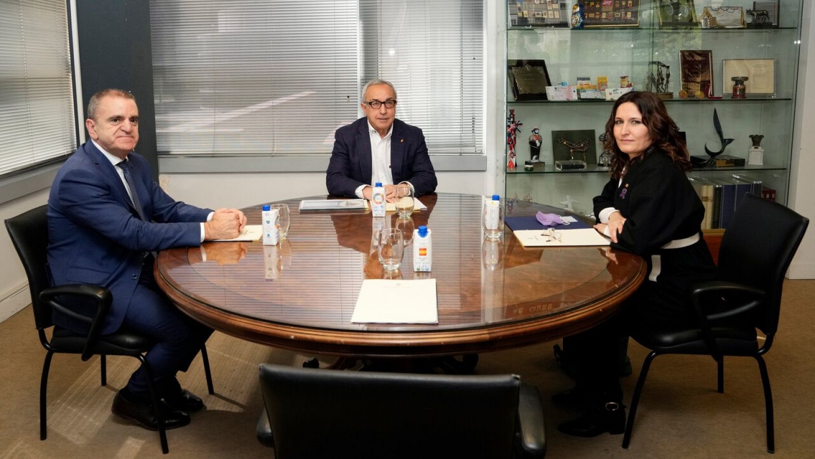 El secretario de Estado para el Deporte, José Manuel Franco (i); la consellera de Presidencia de la Generalitat, Laura Vilagrà (d); y el presidente del Comité Olímpico Español, Alejandro Blanco (c) en la firma de la candidatura.