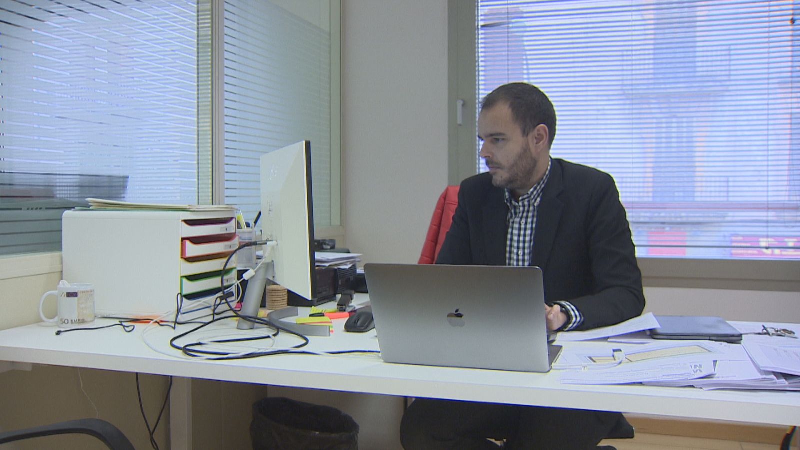  Un home fent feina a un espai de coworking de la ciutat de Palma