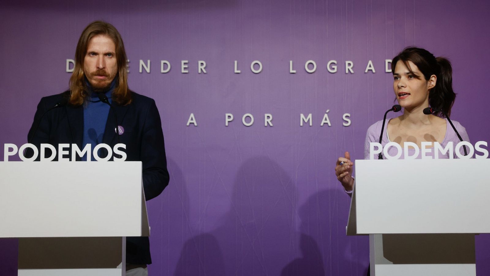 Los portavoces de Podemos Isa Serra y Pablo Fernández