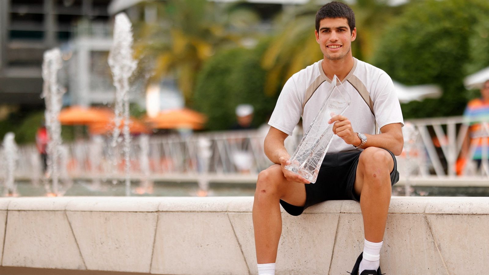 Carlos Alcaraz, con el trofeo de ganador del Masters 1000 de Miami.