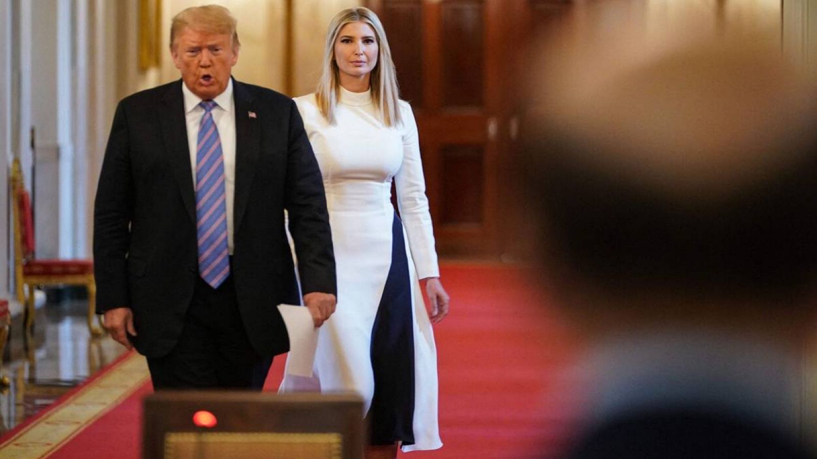 En esta foto de archivo, el presidente de los Estados Unidos, Donald Trump, y su hija y asesora Ivanka Trump (centro) en la Sala Este de la Casa Blanca en Washington, DC .
