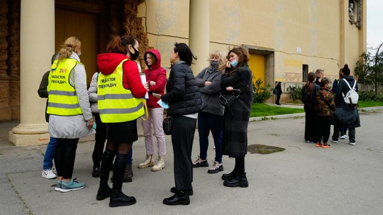 Un grupo de refugiados llega al centro abierto por el Gobierno en el pabellón numero 7 de la Fira de Barcelona.