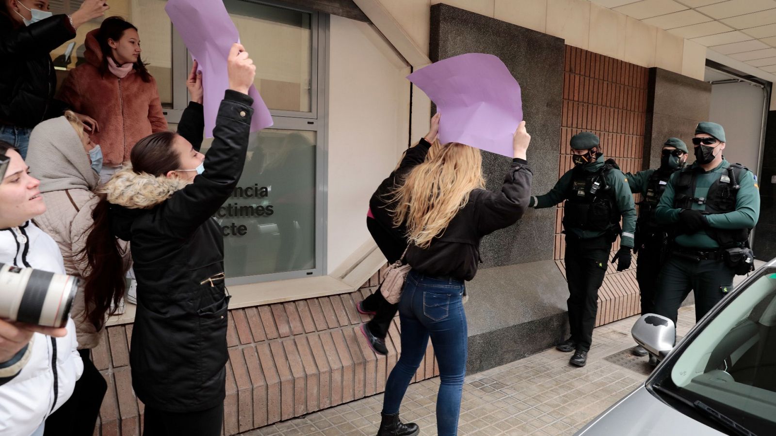 El hombre detenido por asesinar a su hijo de 11 años el domingo en Sueca (Valencia) llega a los juzgados.