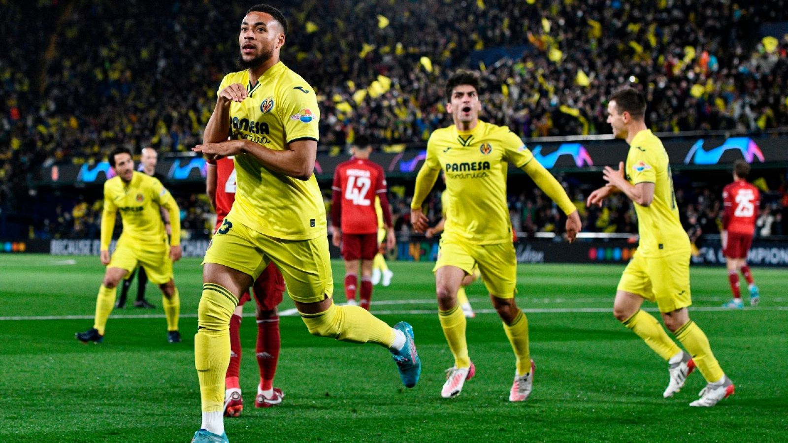 Arnaut Danjuma, jugador del Villarreal celebra su tanto ante el Bayern en La Cerámica.