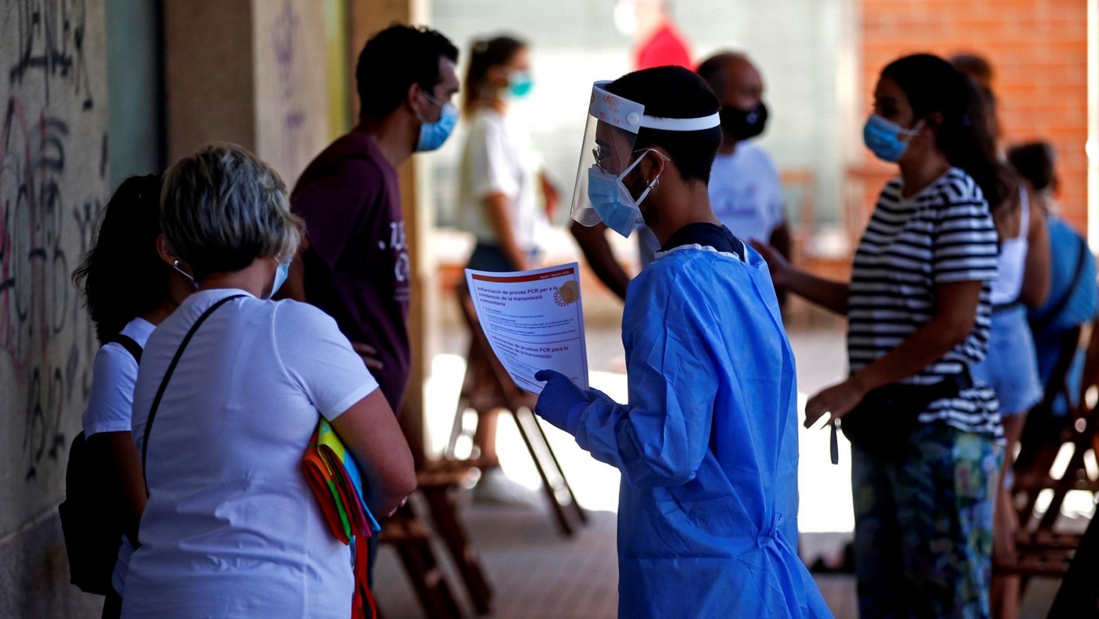 Profesionales sanitarios informan a las personas interesadas en el CAP de Canovelles (Barcelona) durante un cribado masivo de PCR