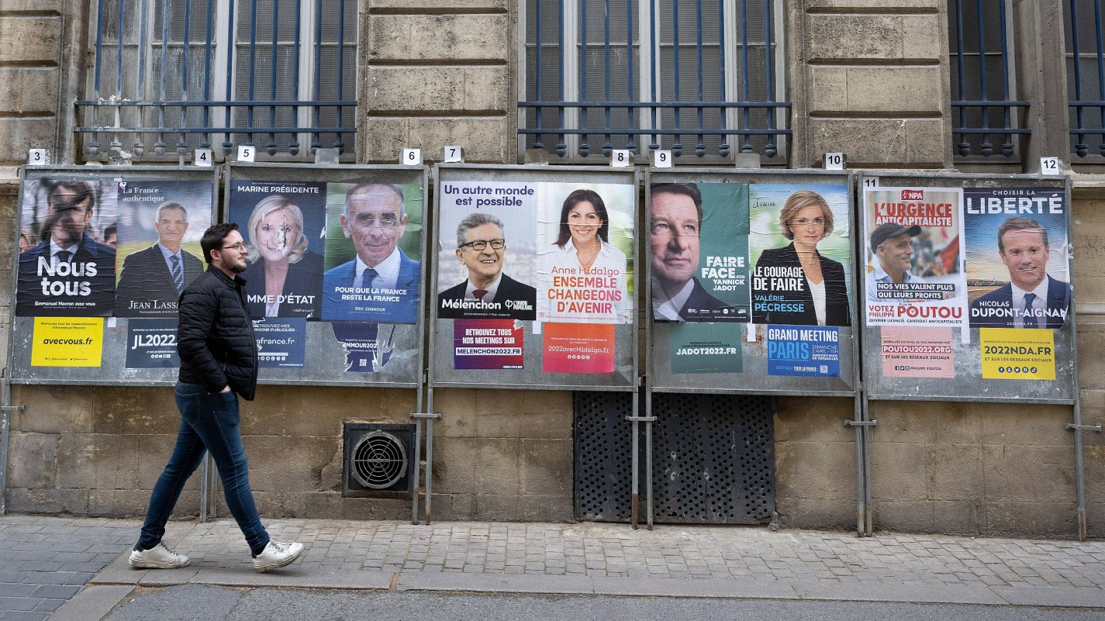 Carteles electorales de las elecciones presidenciales francesas en Burdeos, Francia