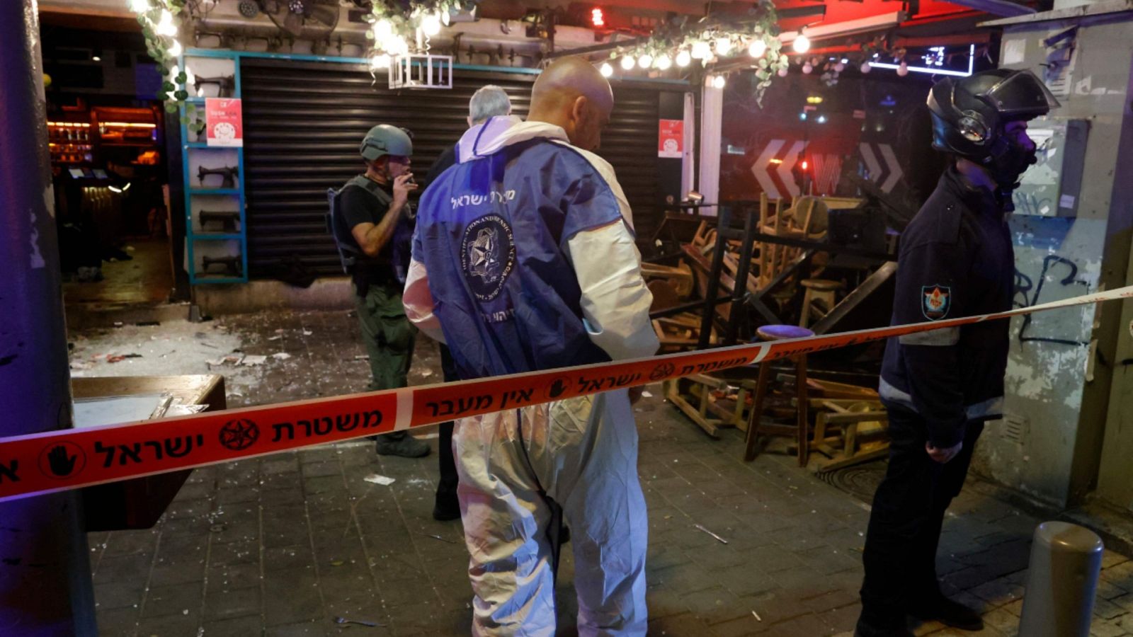 Imagen de miembros de la policía israelí y expertos forenses en el lugar del tiroteo del jueves 7 de abril de 2022 en el centro de Tel Aviv. 