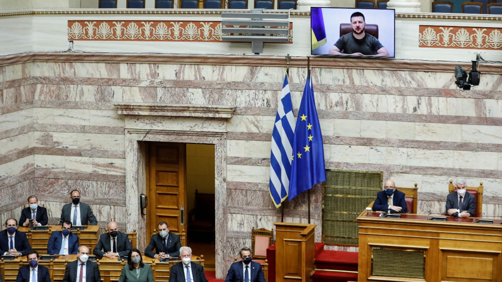 Una imagen de Zelenski hablando por videoconferencia al Parlamento griego.