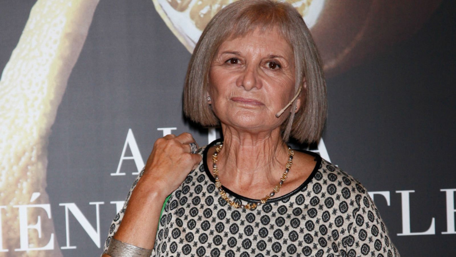 Alicia Barlett: "La corrupción Valencia fue tan grave y pintoresca que hacer una novela"