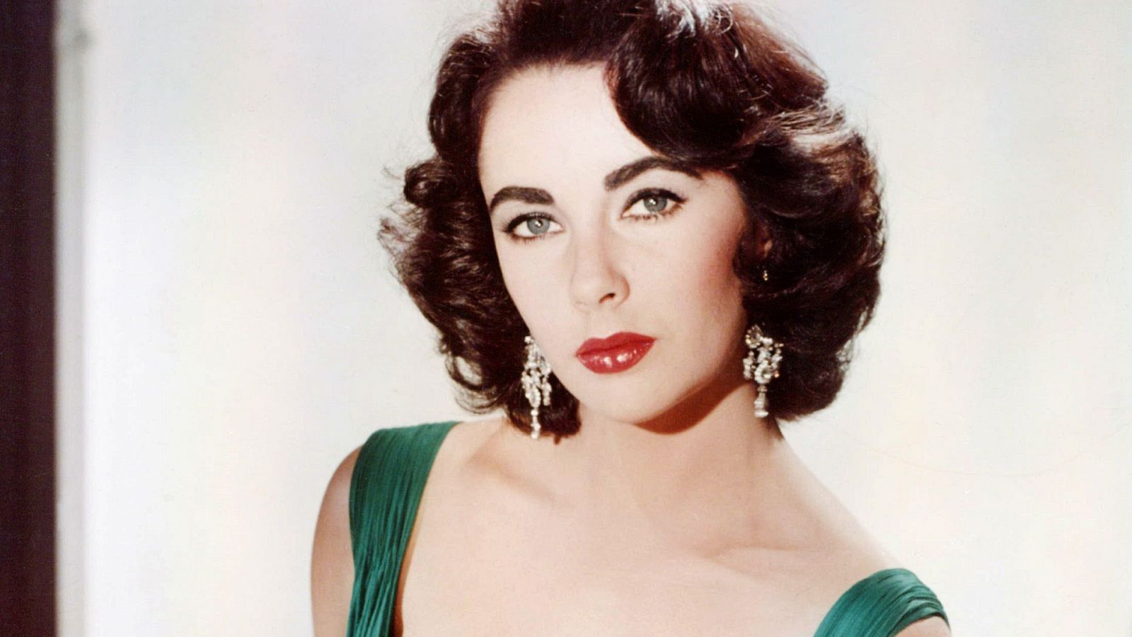 Liz Taylor sufrió una mutación, tenía pestañas supranumerarias pero sus ojos no eran de color violeta