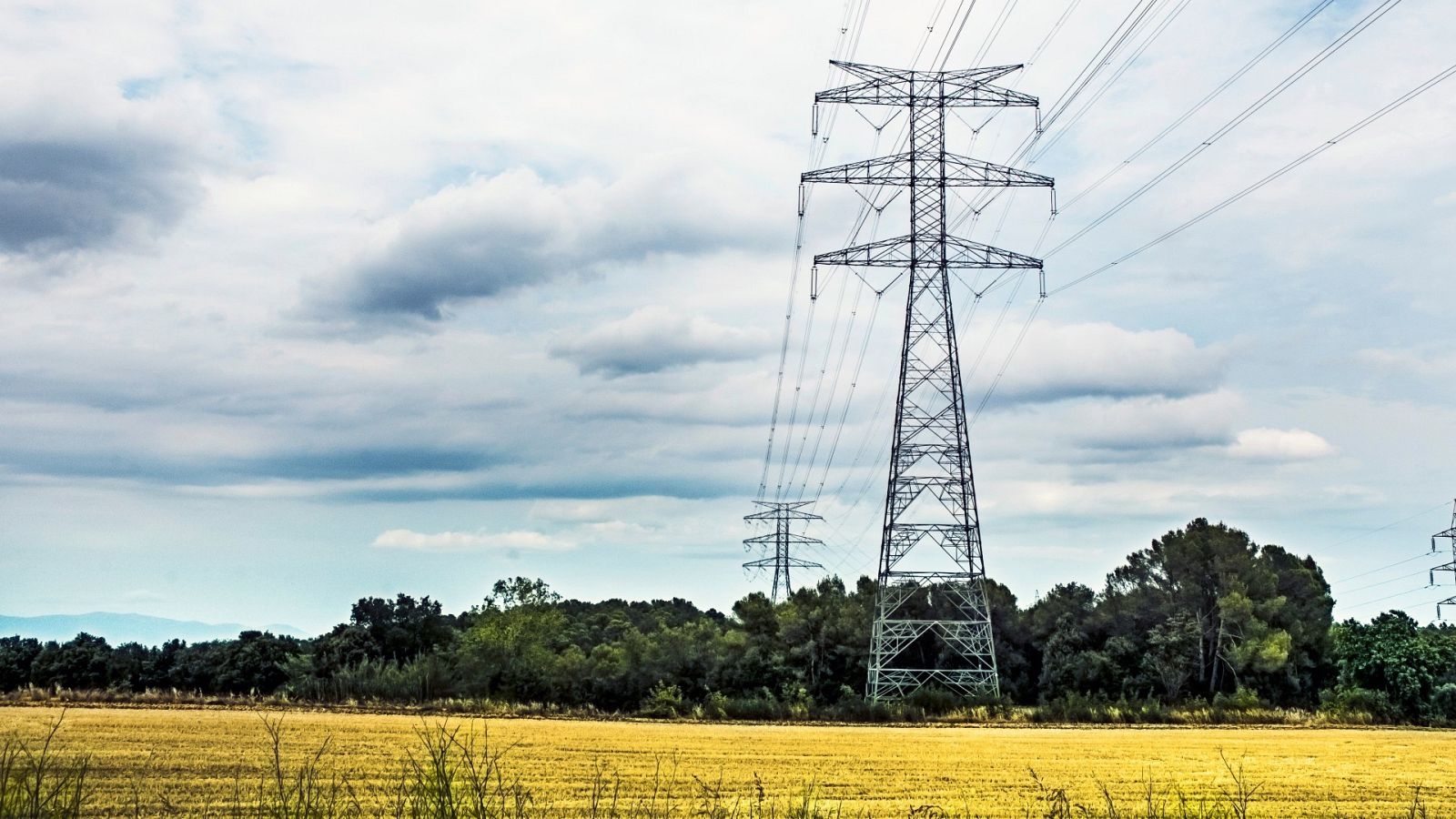 Torres de electricidad en el campo