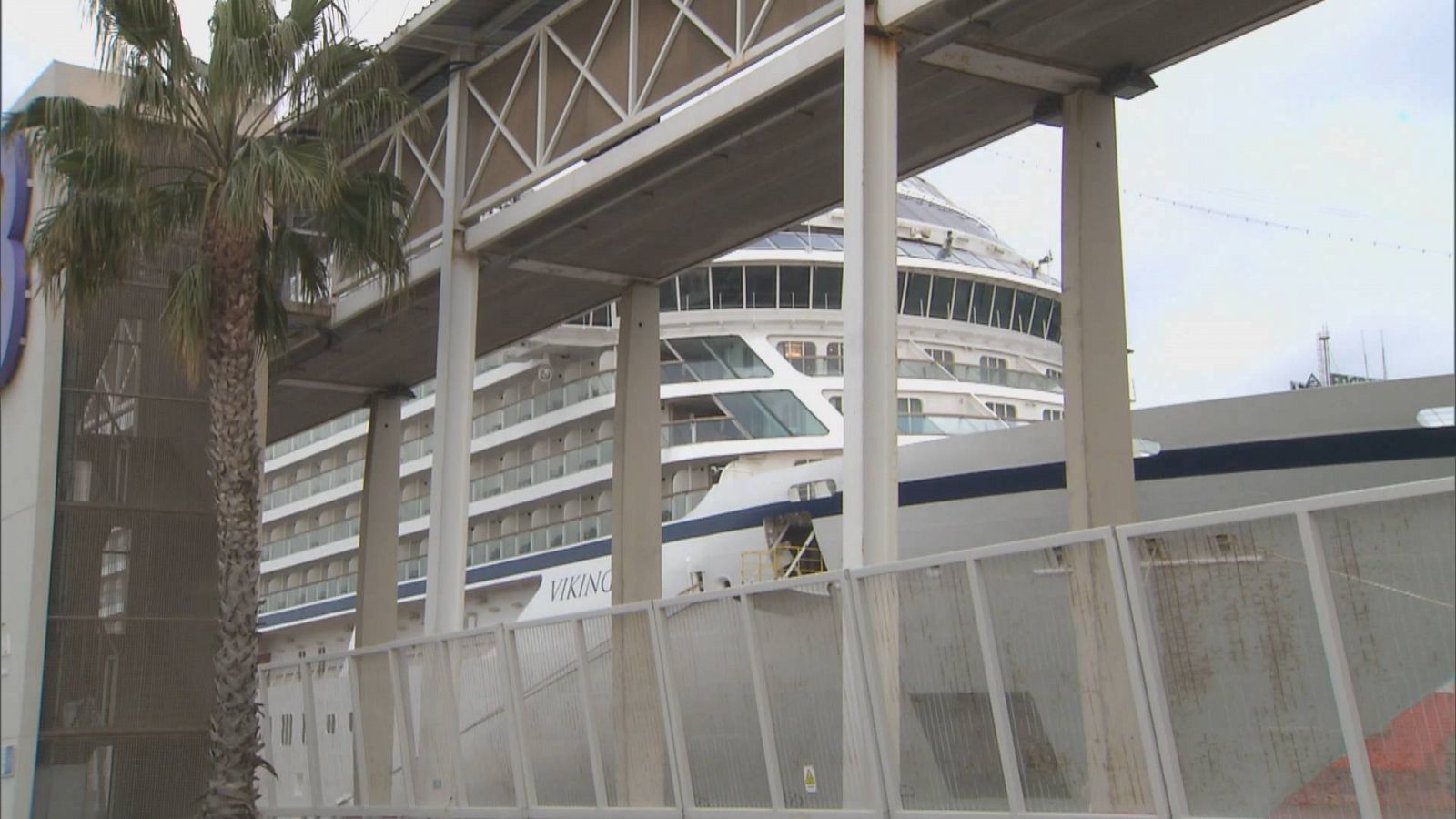 Un dels creuers que opera aquests dies al port de Barcelona