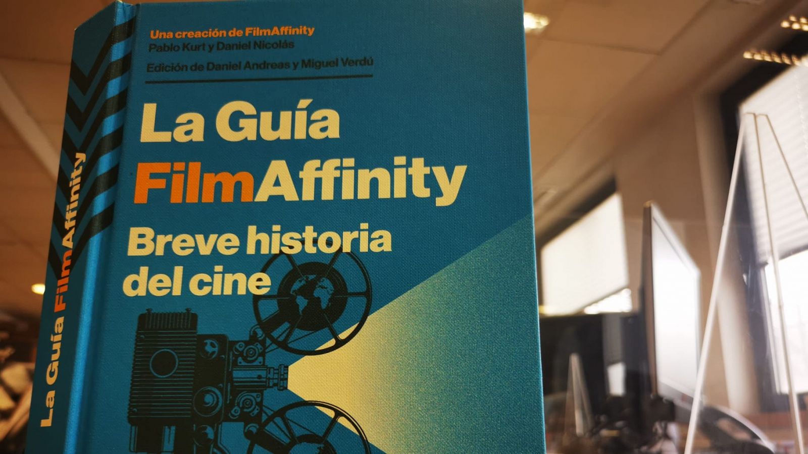 Portada de la guía publicada en papel por la web Filmaffinity con el fondo de la redacción de RTVE.