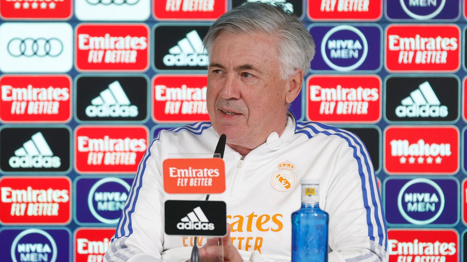 Carlo Ancelotti en una rueda de prensa.