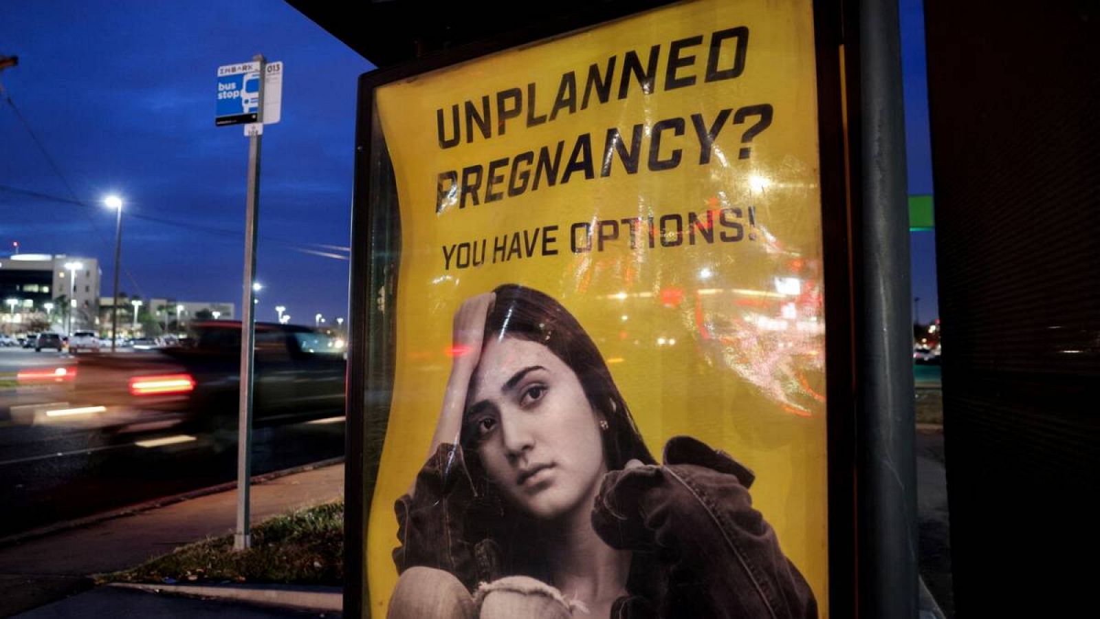 Una valla publicitaria que anuncia servicios de adopción apunta a mujeres embarazadas en una parada de autobús en Oklahoma City, Oklahoma, EE. UU.