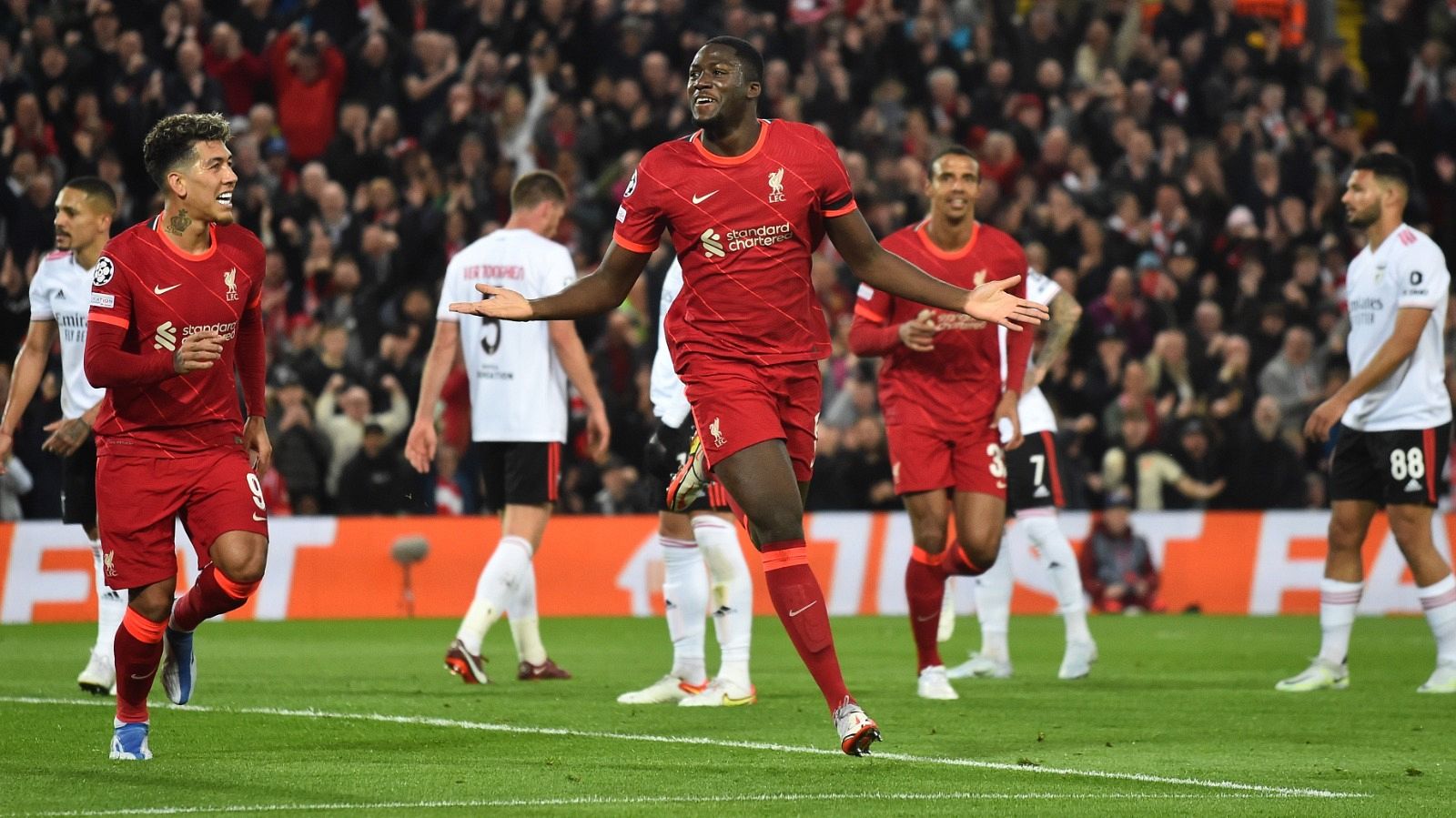 El delantero del Liverpool Ibrahima Konate celebra su tanto frente al Benfica.