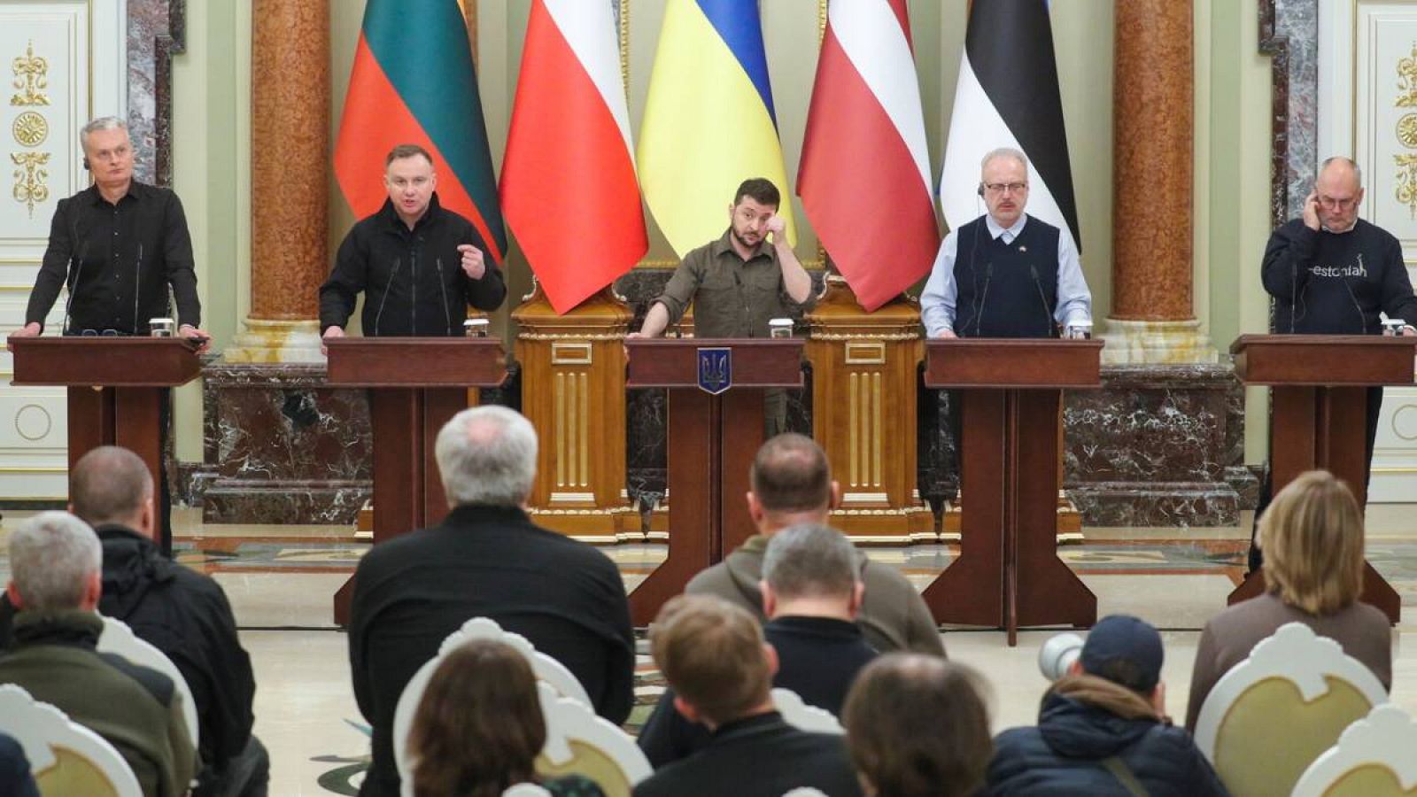 El presidente lituano Gitanas Nauseda, el presidente polaco Andrzej Duda, el presidente ucraniano Volodímir Zelenski, el presidente de Letonia, Egils Levits, y el presidente de Estonia, Alar Karis, asisten a una conferencia de prensa durante su reuni