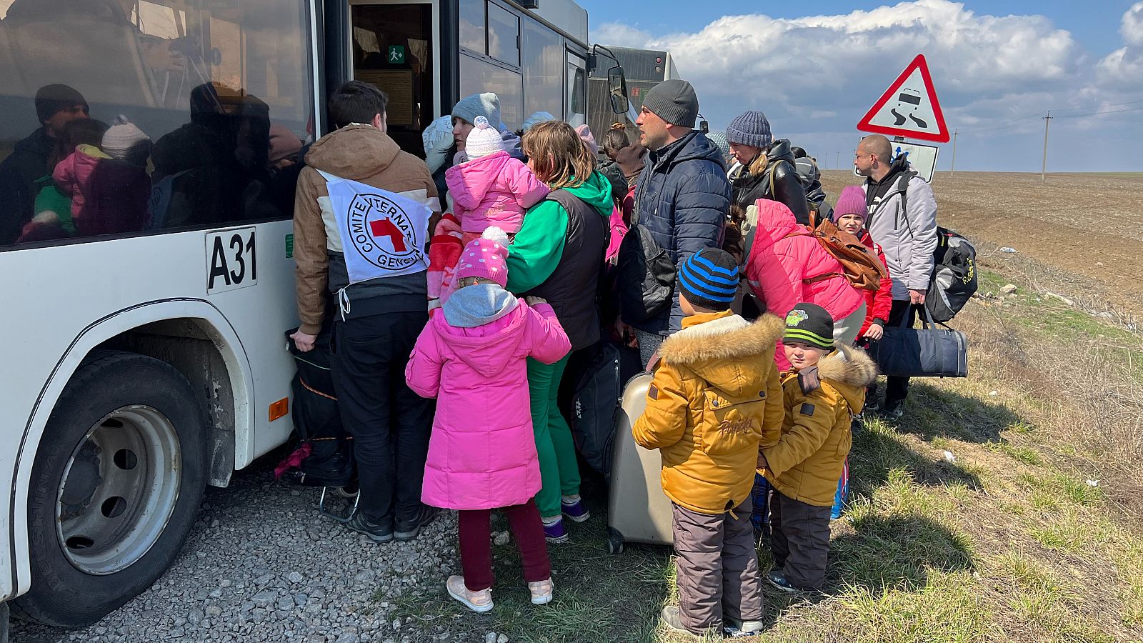 Un autobús de Cruz Roja se dispone a evacuar a habitantes de una localidad cercana a Mariúpol por uno de los corredores humanitarios.