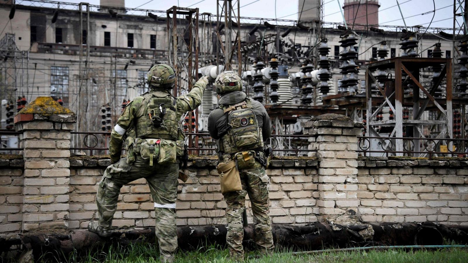 Soldados rusos permanecen junto a una planta de energía de Lugansk, al este de Ucrania