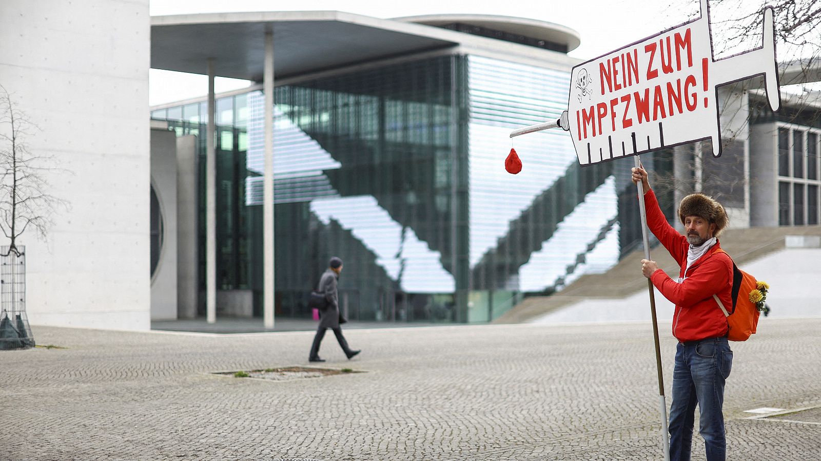 Un hombre sostiene una pancarta en la que se lee "No a la vacuna obligatoria", cerca del Reichstag, en Berlín.