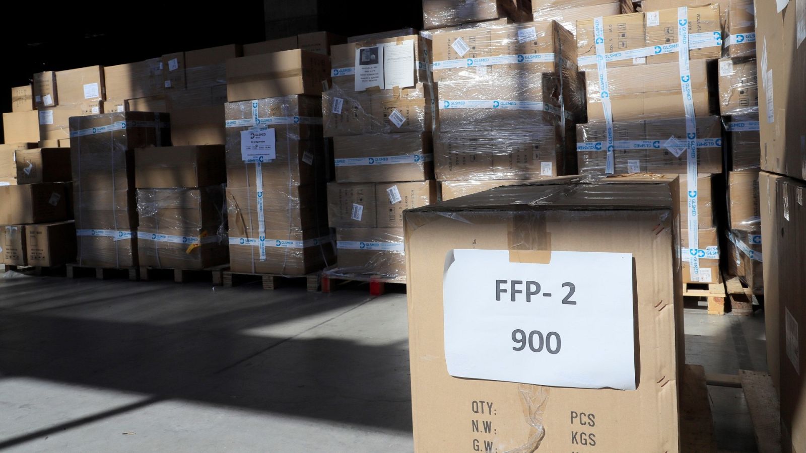 Imagen de archivo de paquetes con mascarillas