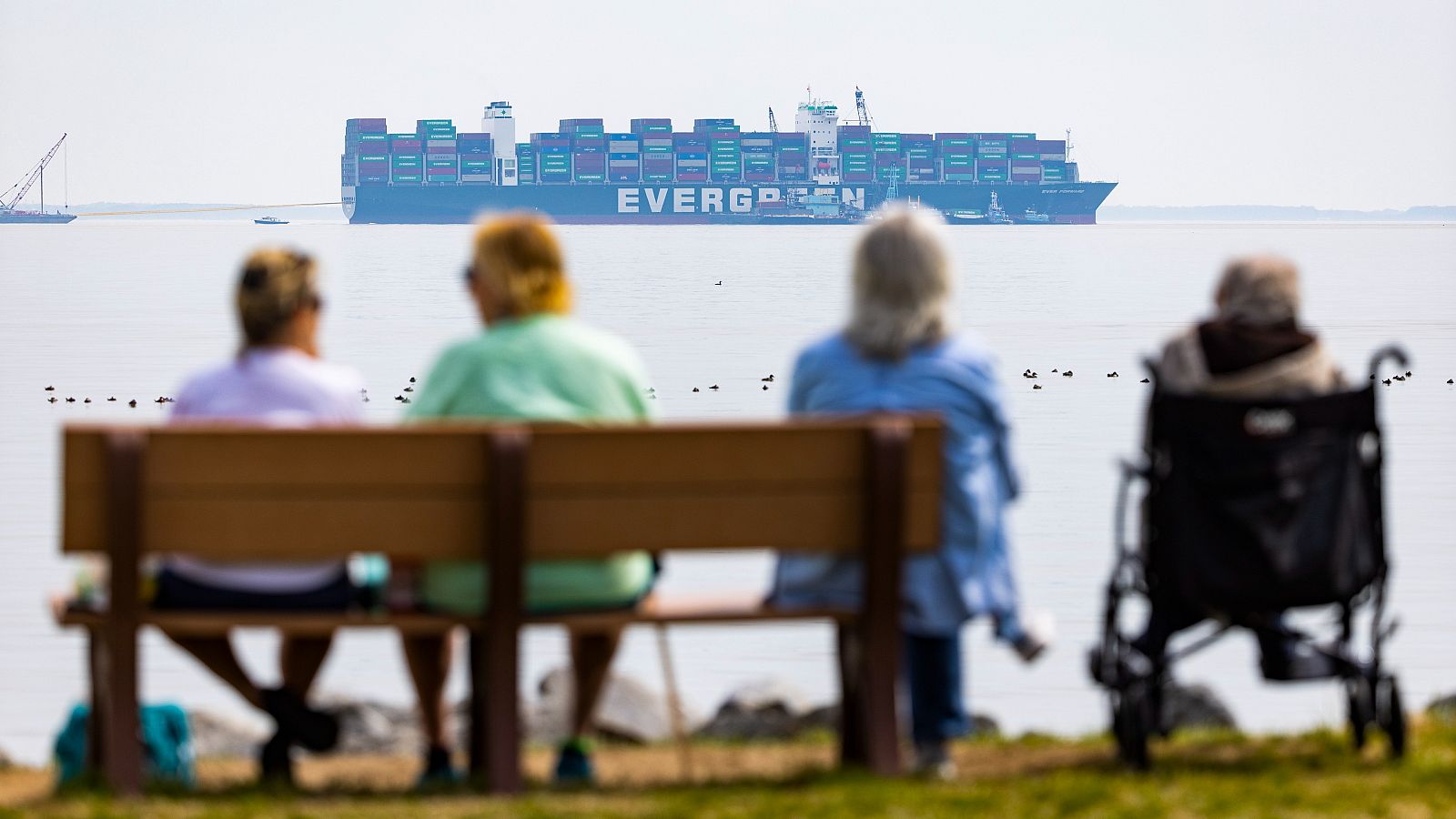Un grupo de personas observa un barco de mercancías en Maryland, Estados Unidos.