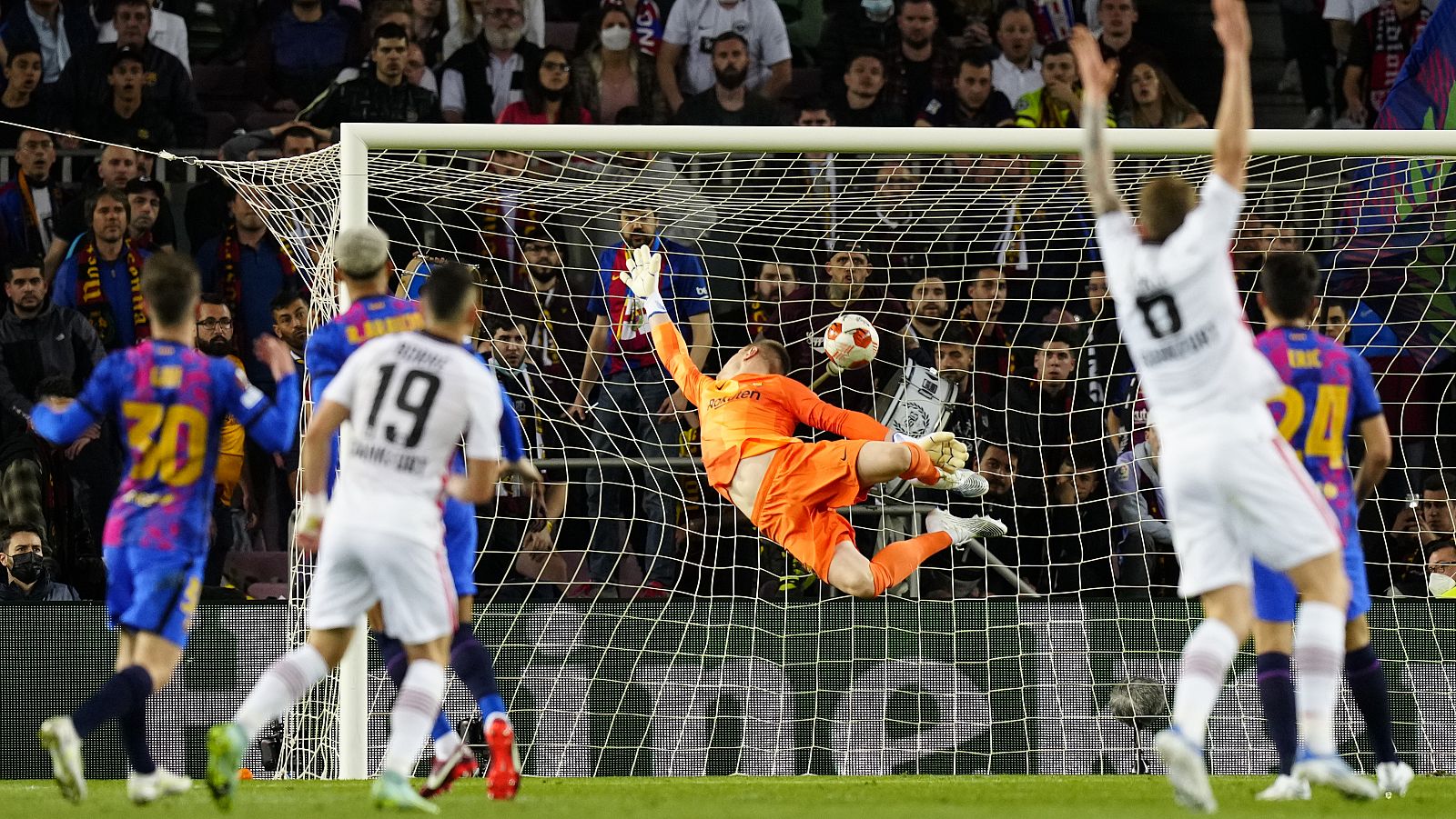 El portero del FC Barcelona Marc-André ter Stegen encaja el segundo gol del Eintracht.