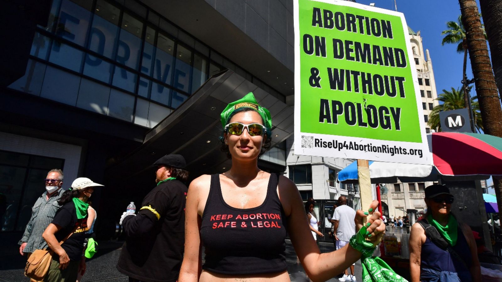 Una activista sosteniendo un cartel mientras participa en una manifestación por el derecho al aborto en Estados Unidos.