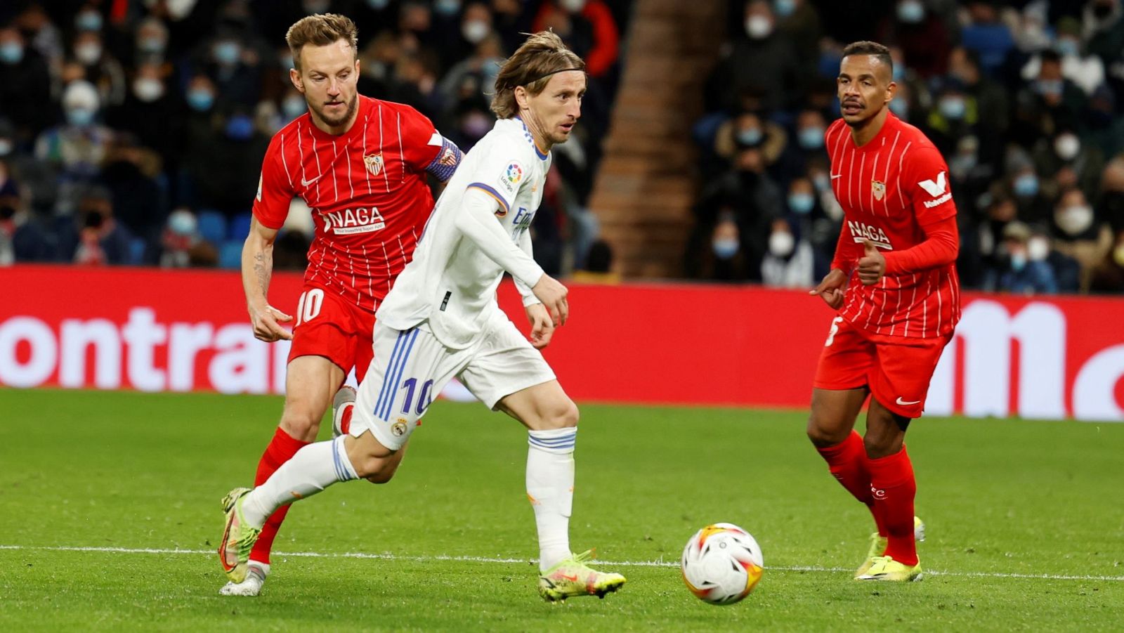 Sevilla y Real Madrid protagonizan el duelo estelar de la jornada.