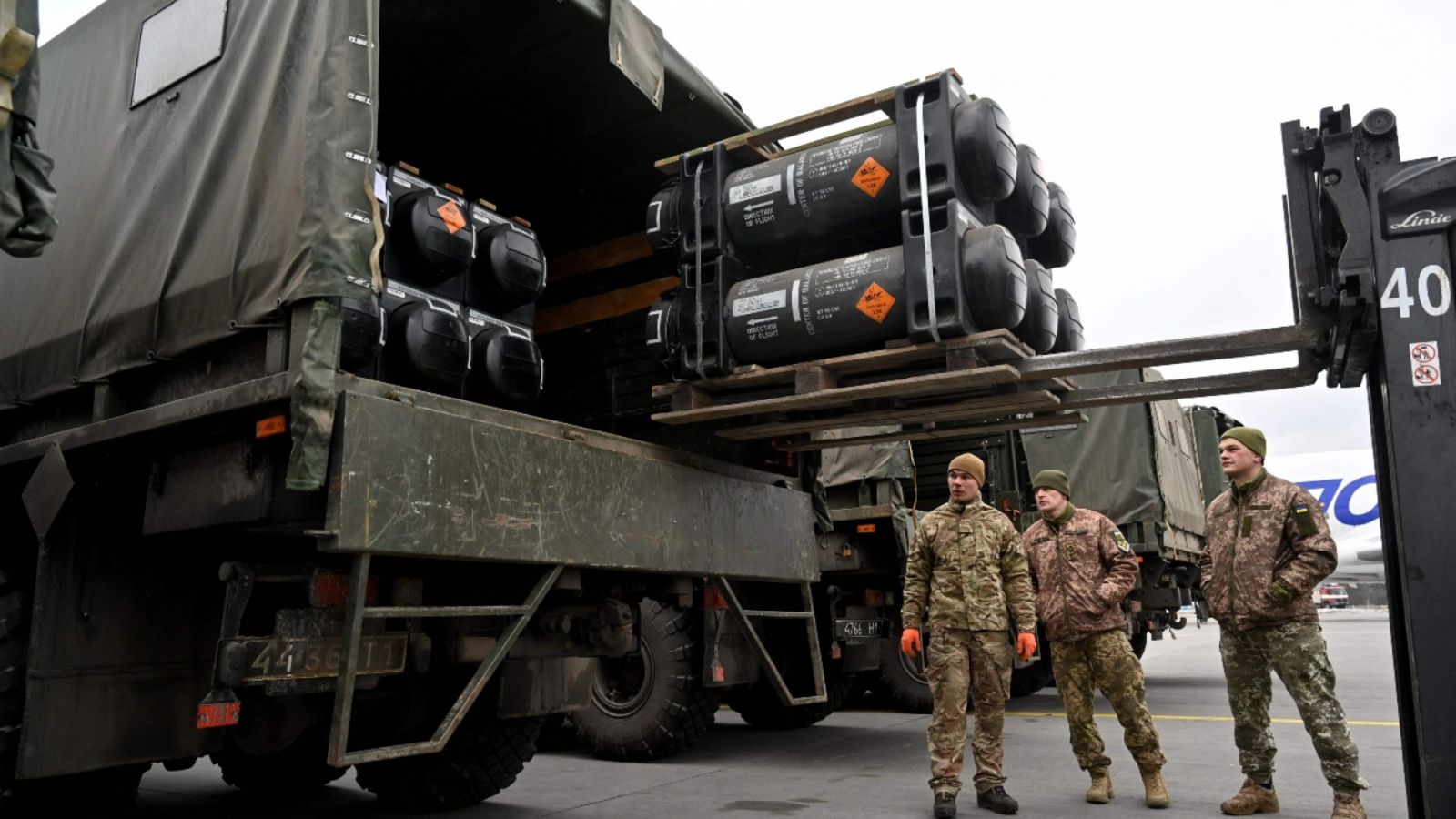 Imagen de archivo del 11 de febrero de 2022 de militares ucranianos cargando un camión con armas proporcionadas por Estados Unidos.