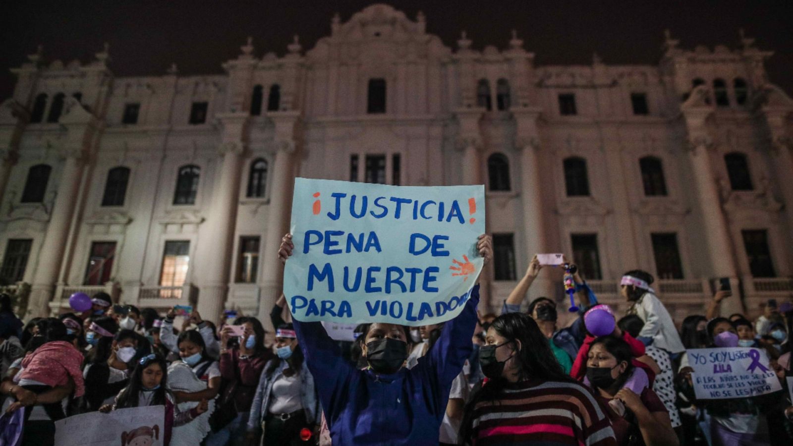 Imagen del 14 de abril de 2022 de una manifestación en el centro de Lima exigiendo cadena perpetua para el autor confeso de la violación a una menor de tres años en la ciudad de Chiclayo en Perú.