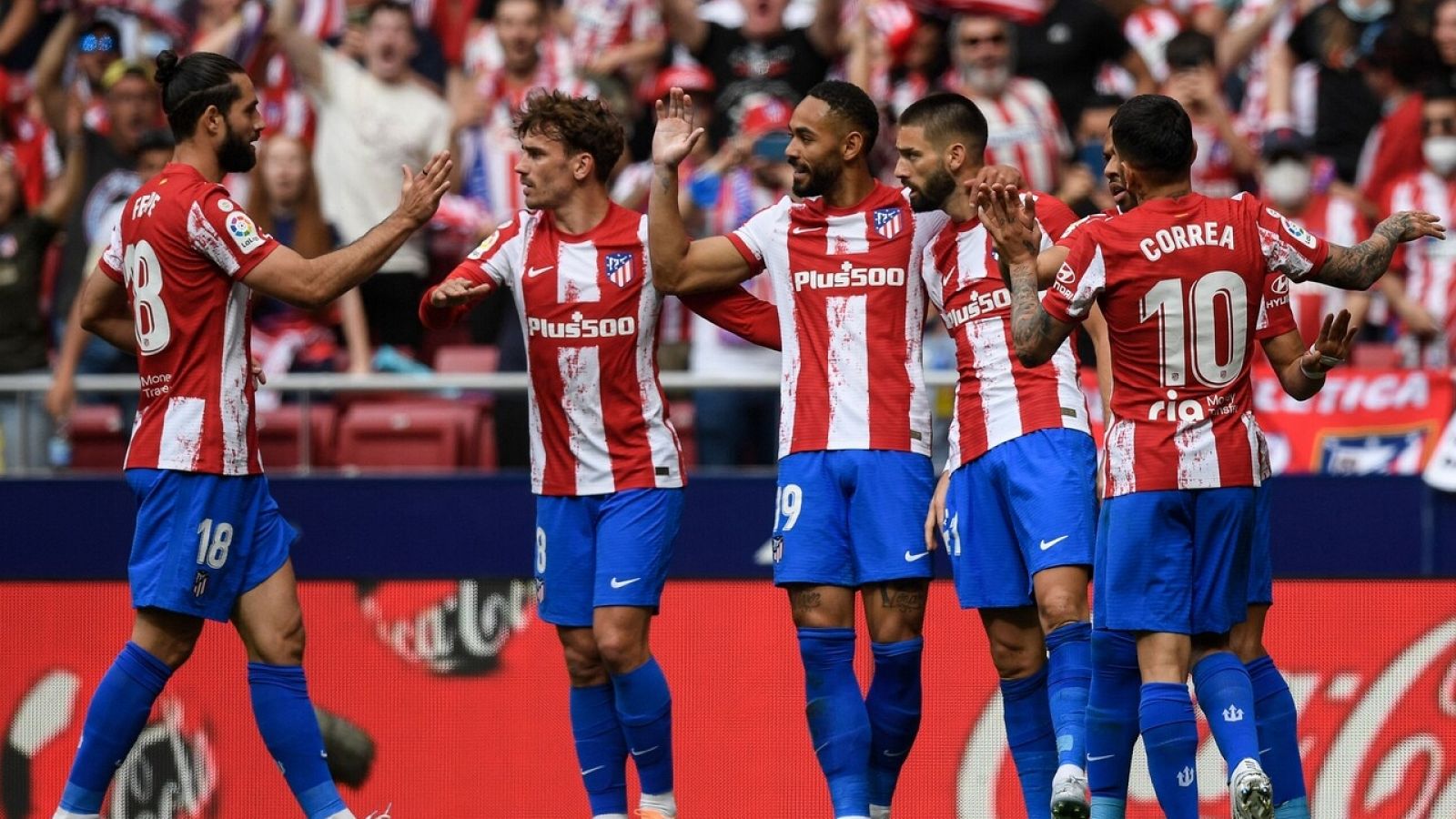 Los jugadores del Atlético celebran uno de los goles de Yannick Carasco al Espanyol.