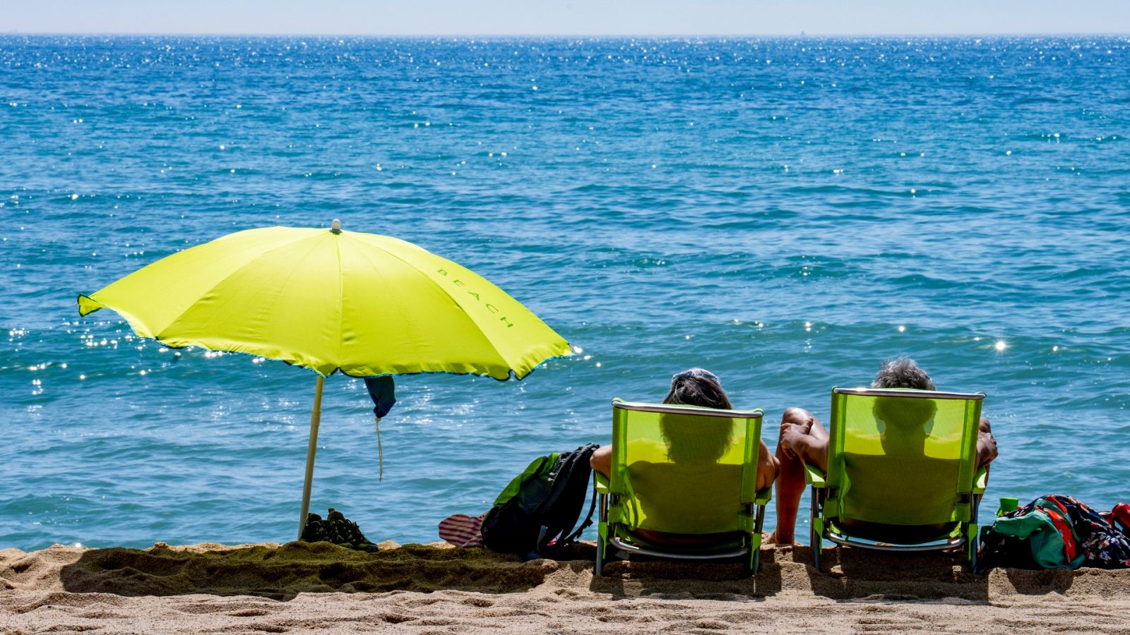 Bañistas disfrutan de la playa de la localidad barcelonesa de El Masnou.