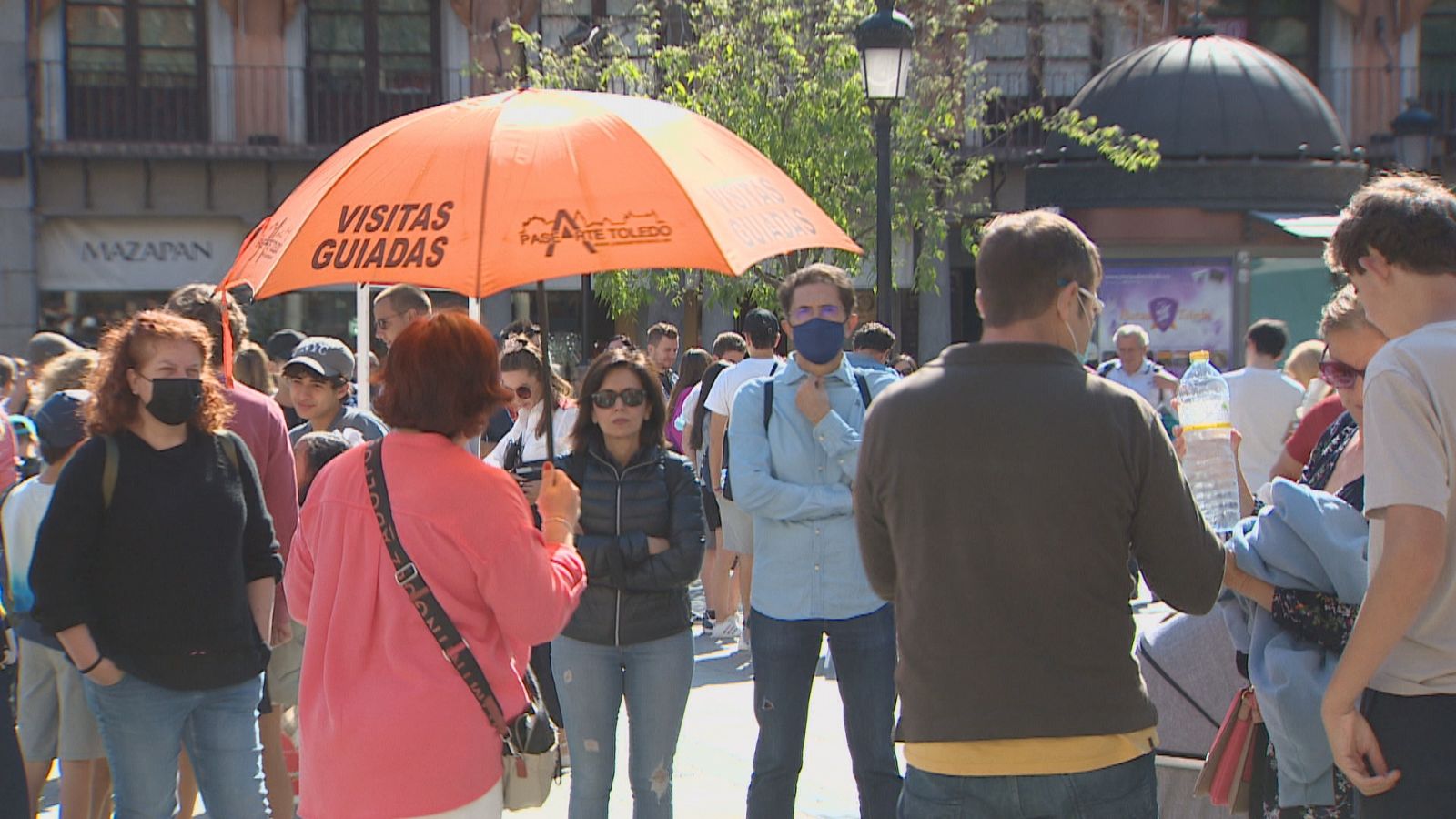Turistas en la Plaza de Zocodover en Toledo