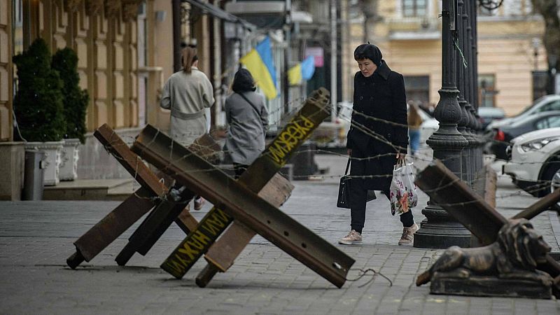 La guerra en Ucrania frenará el crecimiento económico mundial este año; en la imagen, barreras antitanques en una calle comercial de Odesa