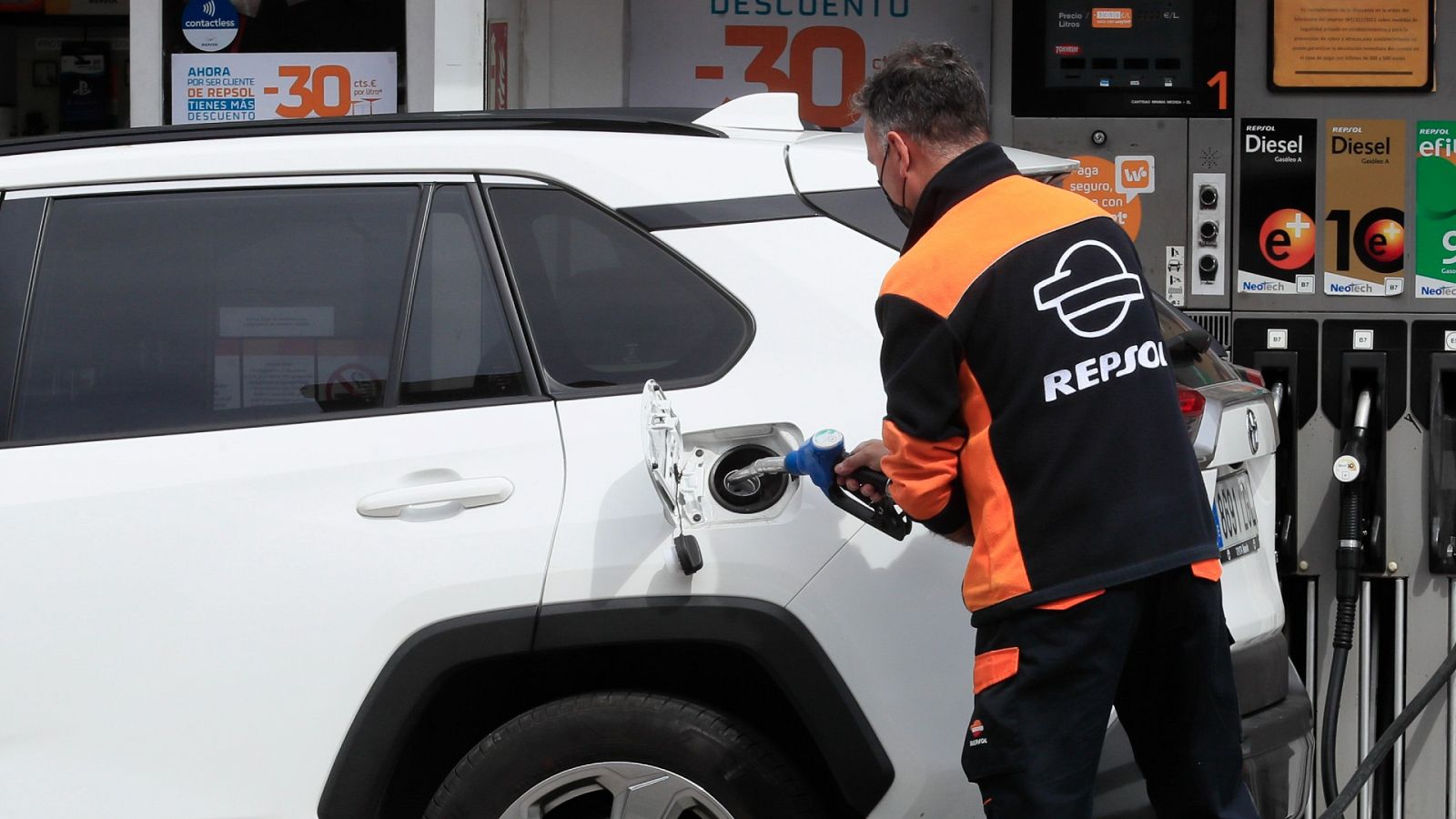 La patronal de las gasolineras asegura haber agotado en anticipo de Hacienda por el descuento tras vender un 35% más