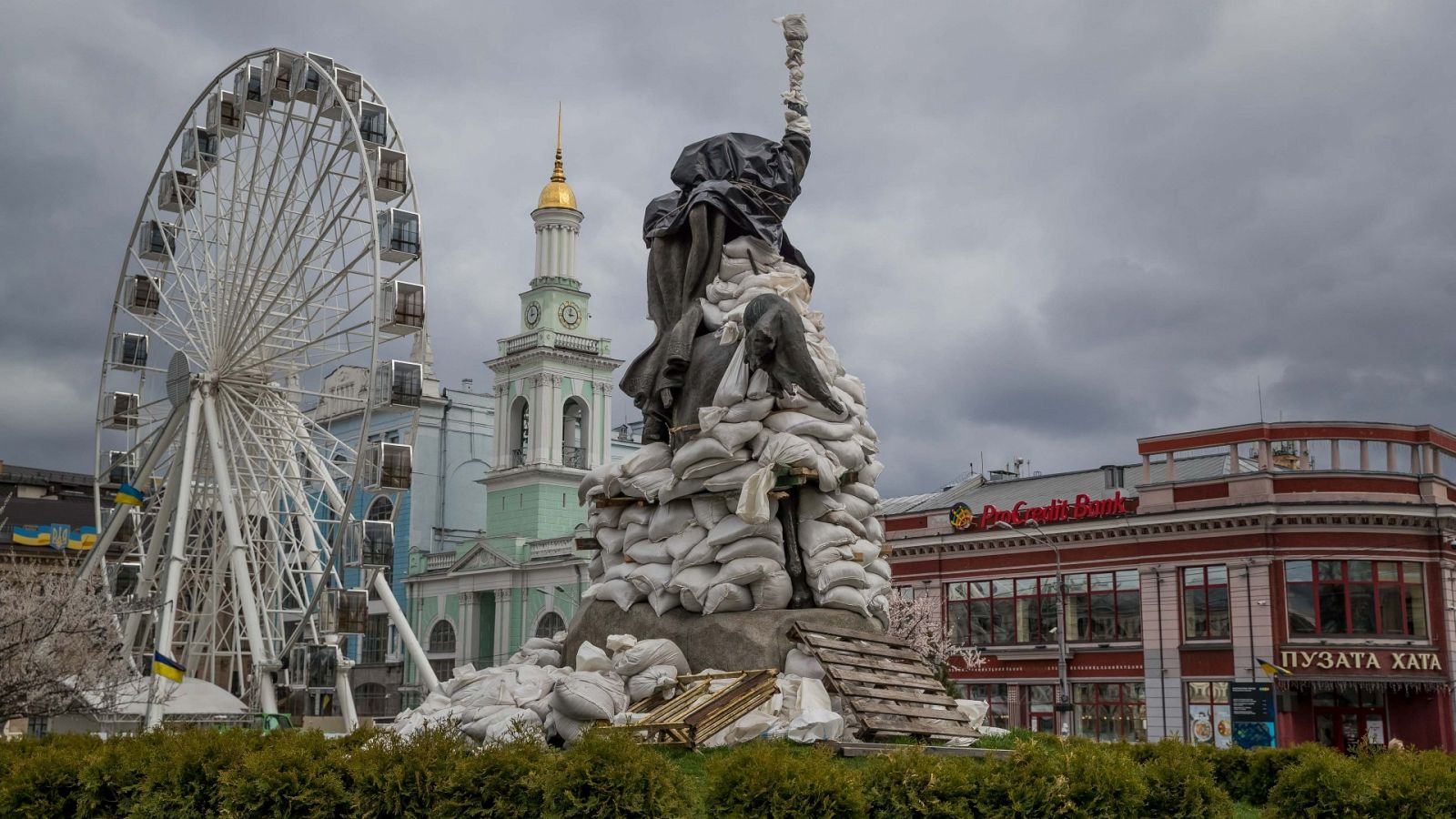 Fotografía de una escultura ecuestre de Grigory Skovoroda cubierta con sacos de arena para protegerla de posibles ataques en Kiev