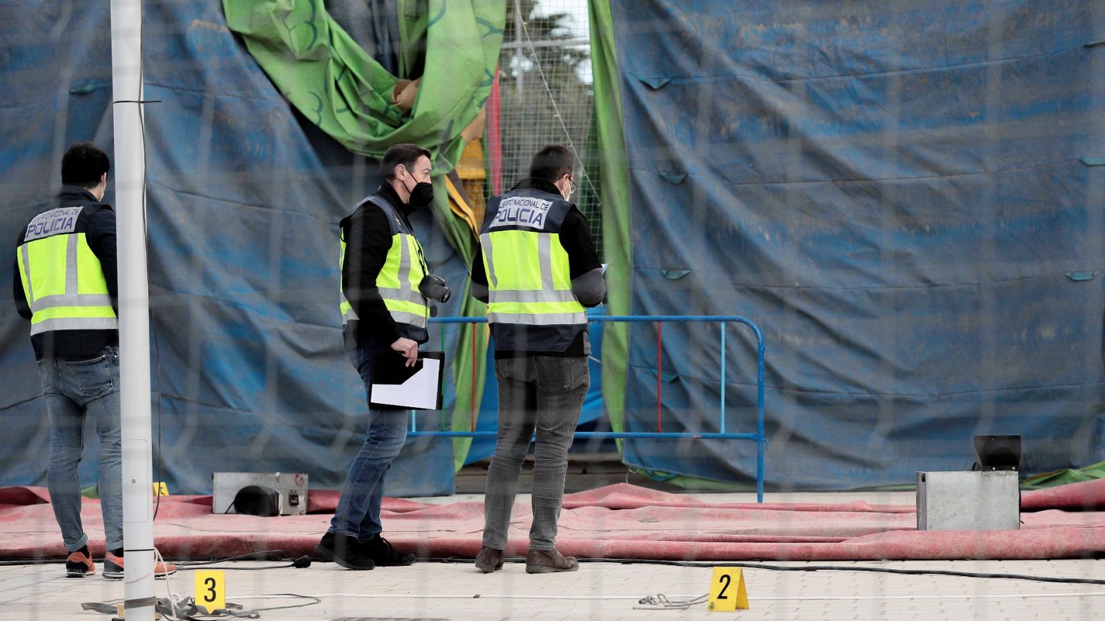 Varios policías recogen pruebas en el lugar tras el accidente en el castillo hinchable de la feria de Mislata (Valencia)