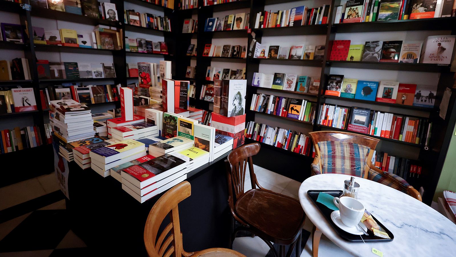 Interior de la librería La buena vida, en Madrid.