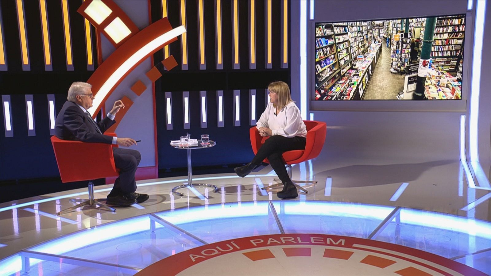  Lluís Falgàs i Natàlia Garriga asseguts a les butaques del plató de l''Aquí Parlem'