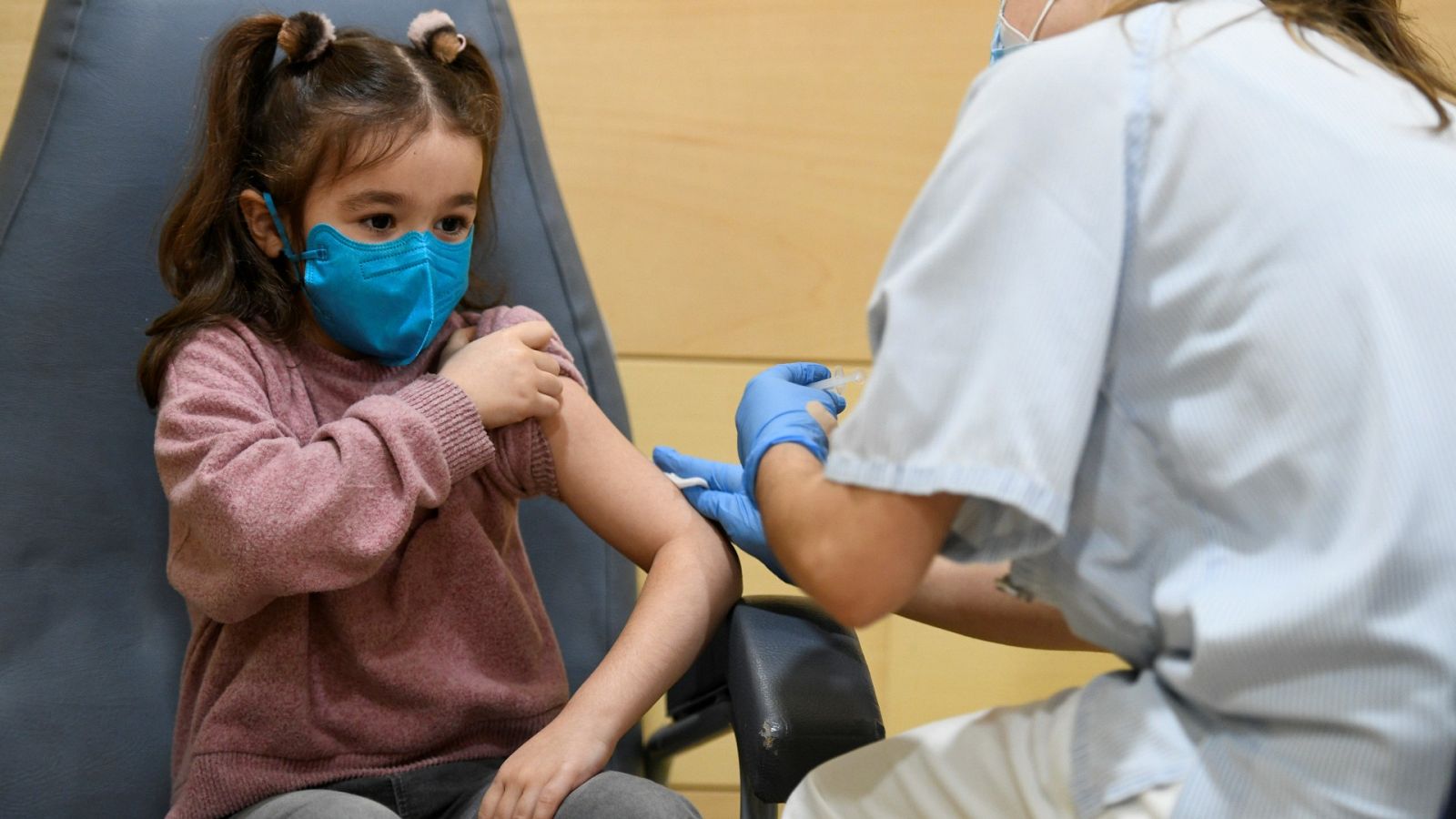 Una niña recibe la vacuna contra la COVID en Madrid, en una imagen del 30 de diciembre de 2021