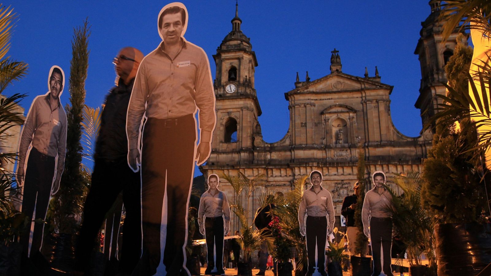 Fotografía de archivo de una instalación en homenaje a las víctimas de la Unión Patriótica en la Plaza de Bolívar en Bogotá (Colombia).