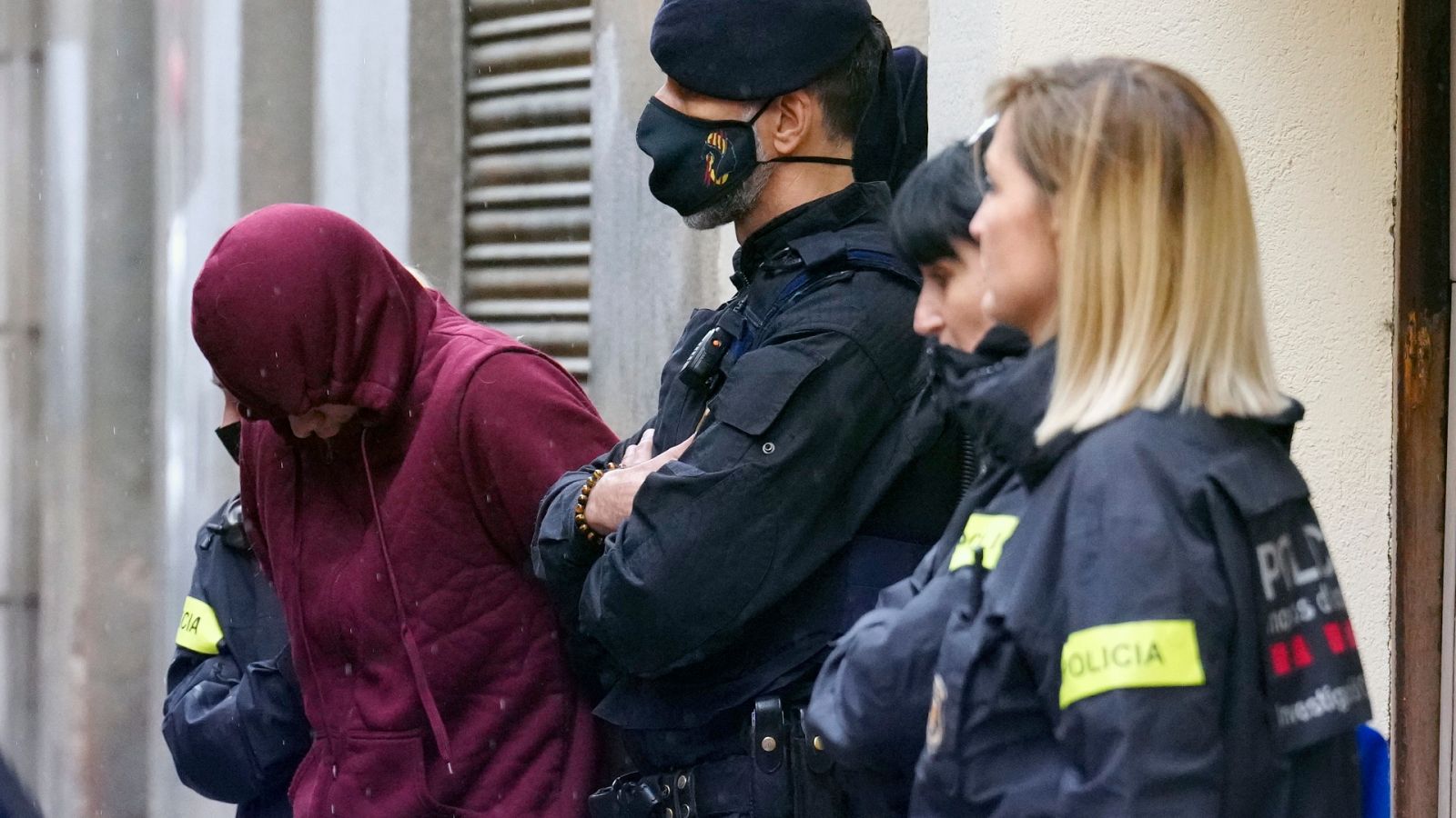 Los Mossos d'Esquadra custodian al presunto autor de la brutal agresión sexual a una menor en Igualada, Barcelona. 