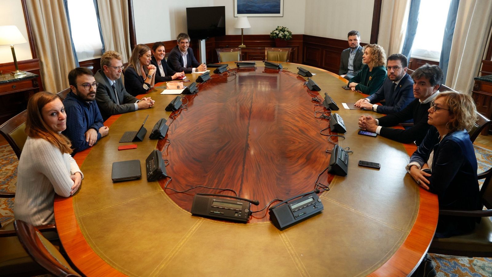 El presidente de la Generalitat de Cataluña, Pere Aragonès, durante una reunión con representantes de los partidos que han denunciado haber sido víctimas de "espionaje político".