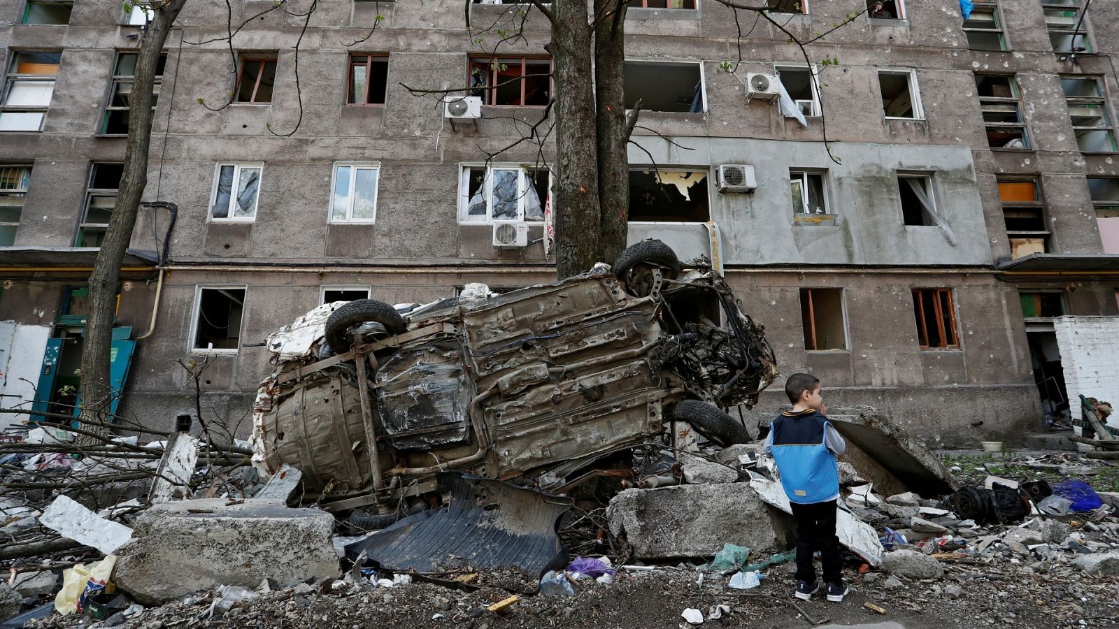 Edificio residencial atacado en Mariúupol, la ciudad ucraniana símbolo de la destrucción de la guerra