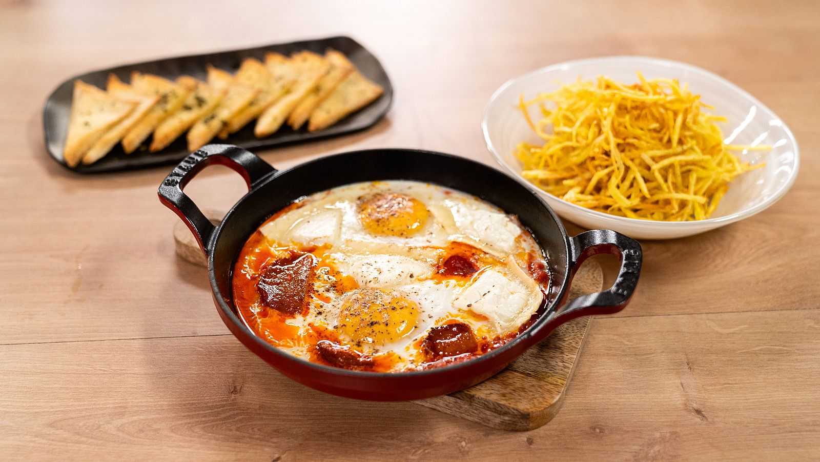 Menudos Torres - Receta de huevos en cocotte con tomate, queso de cabra y sobrasada