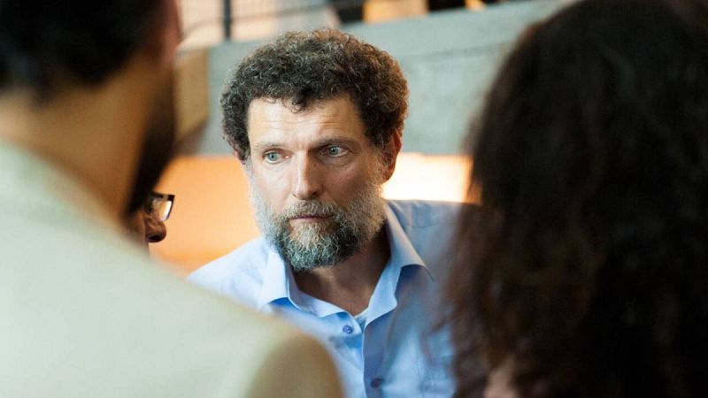 Osman Kavala hablando durante un evento en Estambul, Turquía. 