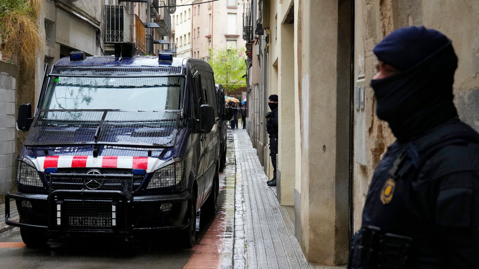 Los Mossos, durante el registro de la vivienda del detenido.