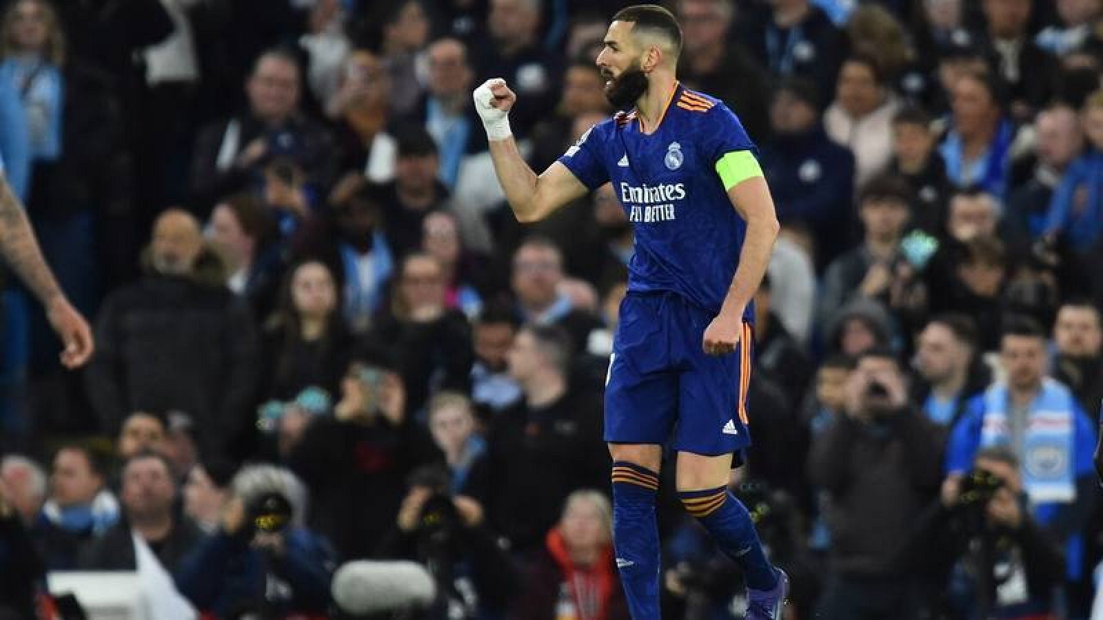Karim Benzema, del Real Madrid, celebra uno de sus dos goles al Manchester City.